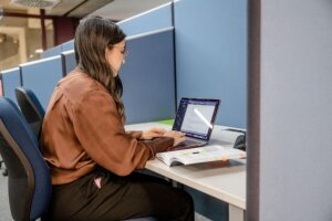 Stellvertreter Laptop Lernen Studium Ub Schreiben Km