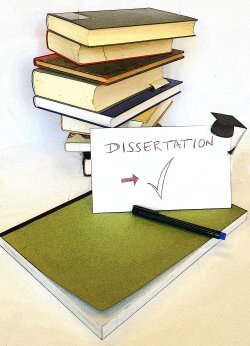 Bücherstapel mit Dissertation-Schild